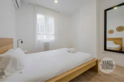 Cama o camas de una habitación en Confort con parking para 3, vive la Latina