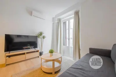 Una televisión o centro de entretenimiento en Tu ventana a Madrid para 3, conoce Carretas 25