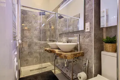 Un baño de Espectaculares apartamentos centro Madrid