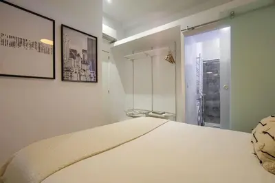 Cama o camas de una habitación en Espectaculares apartamentos centro Madrid