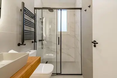 Un baño de Centro IX calle Caballero de Gracia 2BR 2BH