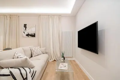Una televisión o centro de entretenimiento en Centro IX calle Caballero de Gracia 2BR 2BH