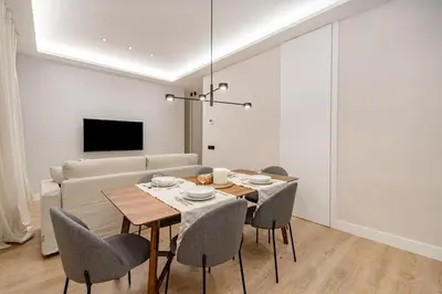 Una televisión o centro de entretenimiento en Centro IX calle Caballero de Gracia 2BR 2BH