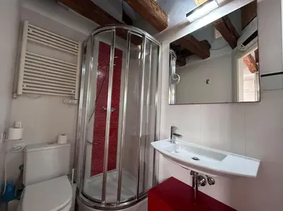 Un baño de Emblematic flat in Madrid Central - Arenal