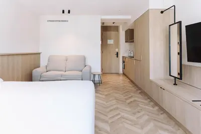 Una televisión o centro de entretenimiento en Aspasios Sofia Apartments