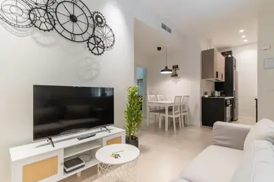 Una televisión o centro de entretenimiento en Cozy and Modern-2Bedrooms 1Bathroom-Delicias