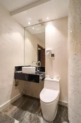Un baño de Menoir Dorsett Madrid Usera