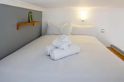 Cama o camas de una habitación en Beautiful apartment in Malasaña for 3 pax - Ferrer