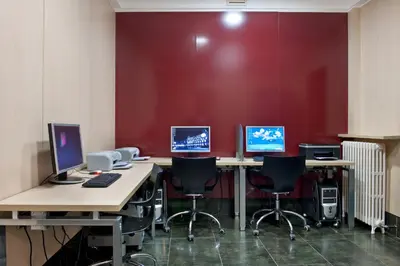 Una televisión o centro de entretenimiento en Hostal Ballesta