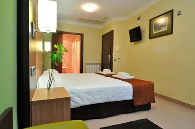 Cama o camas de una habitación en Hostal Ballesta