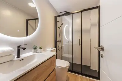 Un baño de Alegría Urbana cerca de calle Alcalá