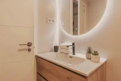 Un baño de Alegría Urbana cerca de calle Alcalá