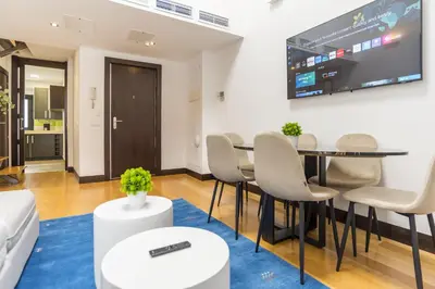 Una televisión o centro de entretenimiento en Sol by Skykey