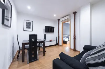Una televisión o centro de entretenimiento en Apartamentos Day Madrid CALLAO II