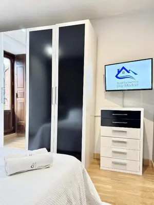 Una televisión o centro de entretenimiento en Apartamentos Day Madrid CALLAO II