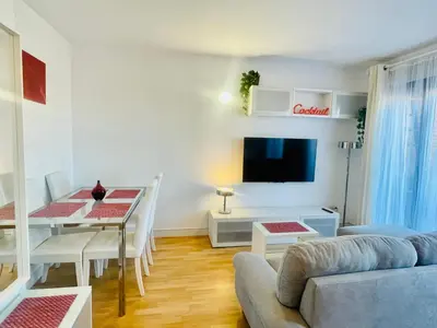 Una televisión o centro de entretenimiento en ÁTICO - Barrio SALAMANCA - CERCA A LA PLAZA DE TOROS