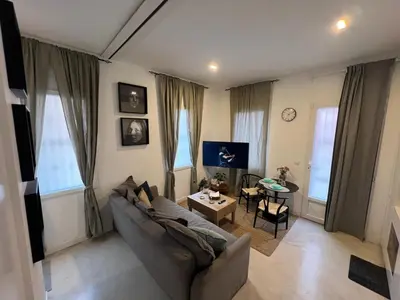 Una televisión o centro de entretenimiento en Flatiron apartment II