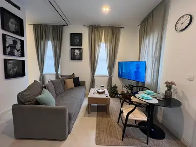 Una televisión o centro de entretenimiento en Flatiron apartment II