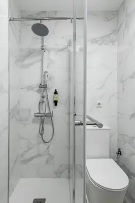 Un baño de Charming Lucero
