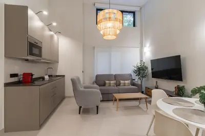Una televisión o centro de entretenimiento en LAUREL-MintyStay Apartments 2