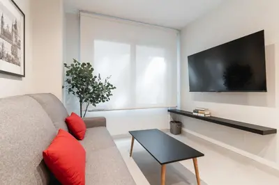 Una televisión o centro de entretenimiento en LAUREL-MintyStay Apartments