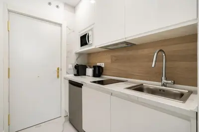 Una cocina o zona de cocina en Fantastic studio in Madrid LEY3