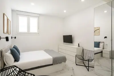 Una televisión o centro de entretenimiento en Cozy studio in Madrid LEY4