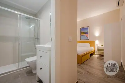 Un baño de Vive la esencia Madrileña para 6 en Santa Ana 6