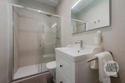 Un baño de Vive la esencia Madrileña para 6 en Santa Ana 6