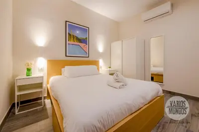Cama o camas de una habitación en Vive la esencia Madrileña para 6 en Santa Ana 6