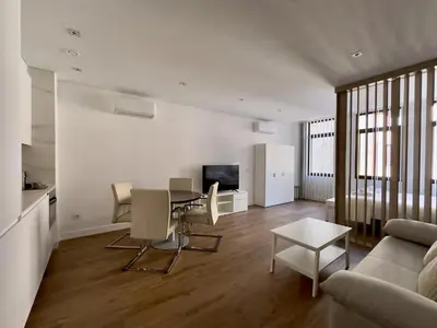Una televisión o centro de entretenimiento en Apartamentos ALFISA Puerta del Sol