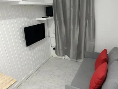 Una televisión o centro de entretenimiento en Una encantadora estancia en el centro Madrid