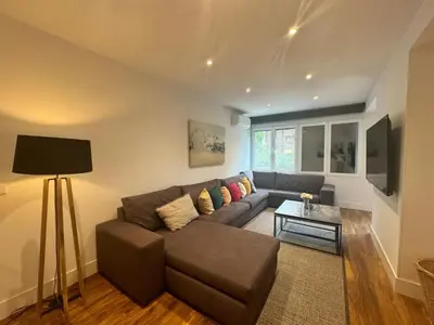 Una televisión o centro de entretenimiento en Oshun Venice Salamanca II - Mid-stay