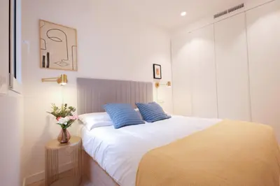 Cama o camas de una habitación en Delightful 2BR Flat in Chic Chueca
