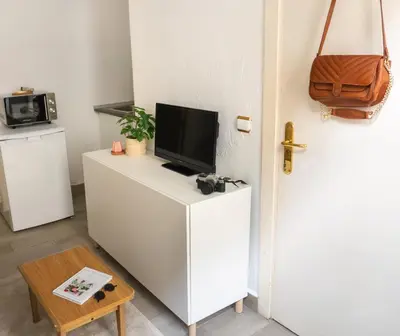 Una televisión o centro de entretenimiento en JM11B Apartamento Chamberi AC WIFI Fibra