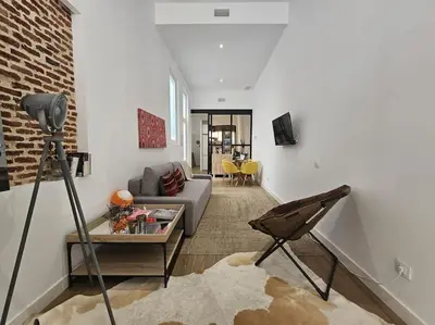 Una televisión o centro de entretenimiento en The Gabriels con terraza