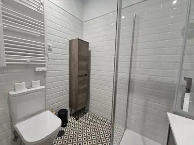 Un baño de The Gabriels con terraza