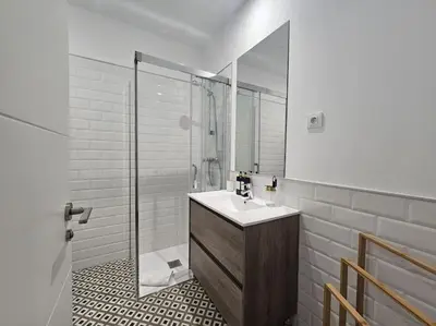 Un baño de The Gabriels con terraza