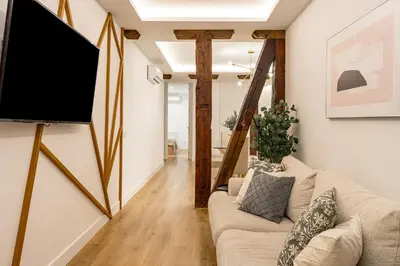 Una televisión o centro de entretenimiento en Chueca VIII calle Hortaleza 3BR 3BH