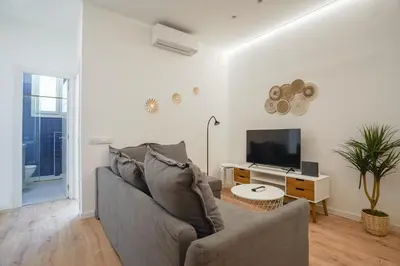 Una televisión o centro de entretenimiento en Cozy and Modern-1Bedroom 1Bathroom-Delicias