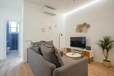Una televisión o centro de entretenimiento en Cozy and Modern-1Bedroom 1Bathroom-Delicias