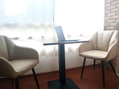 Zona de estar de Central Madrid Apartment with Garden Views, Sunny Private Terrace, Fast WiFi & Metro Access