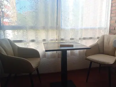 Zona de estar de Central Madrid Apartment with Garden Views, Sunny Private Terrace, Fast WiFi & Metro Access