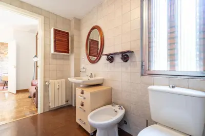 Un baño de Central Madrid Apartment with Garden Views, Sunny Private Terrace, Fast WiFi & Metro Access
