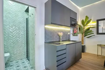 Una cocina o zona de cocina en ºRS CityCentre DownTown WiFi AC SmartTVº