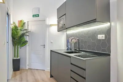 Una cocina o zona de cocina en ººRS CityCentre DownTown WiFi AC SmartTVºº