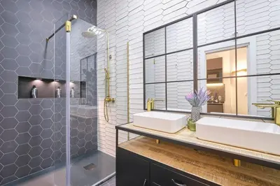 Un baño de ººRS CityCentre DownTown WiFi AC SmartTVºº