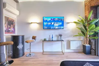 Una televisión o centro de entretenimiento en ºººººRS CityCentre DownTown WiFi AC SmartTVººººº