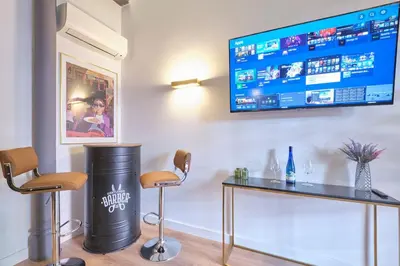 Una televisión o centro de entretenimiento en ºººººRS CityCentre DownTown WiFi AC SmartTVººººº