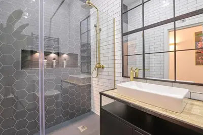 Un baño de ºººRS CityCentre DownTown WiFi AC SmartTVººº
